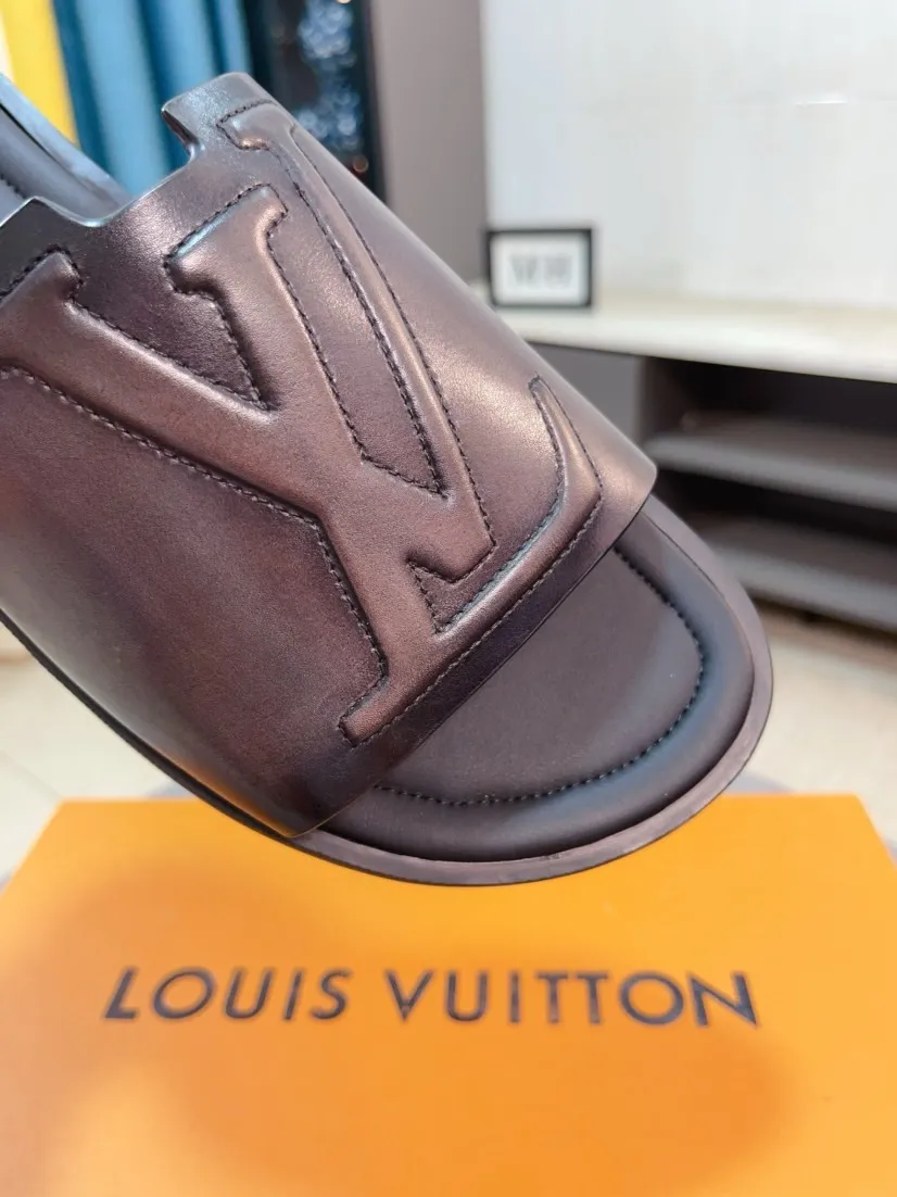 Men's men's shoes 💰360🌸🌸LV medium men's spring and summer slippers counter synchronization. The uppers are imported from Italy with open edge beads and color-changing logo graphics. High-quality craftsmanship. Soles: Original soles specially provided by the original factory. Exclusive molded soles are super comfortable. Original factory single goods. 🔍🔍High quality. You can enter and exit the counter at will. Welcome to compare. Size 38-45